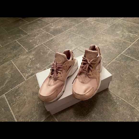 Women’s nike huarache peach with glitter size 10 only been wore once. - Picture 4 of 6